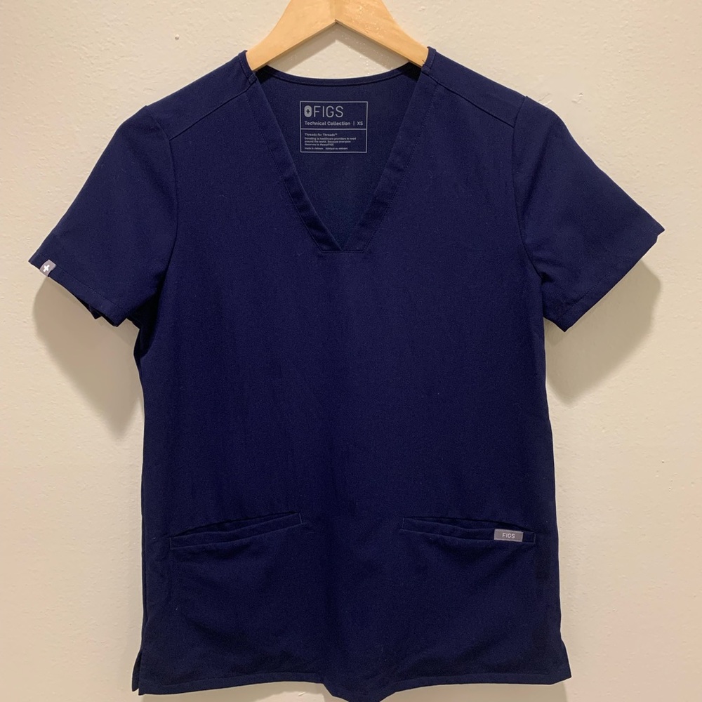 FIGS CASMA Women's 2 Pocket Scrub Top Style in Navy, Size X-Small